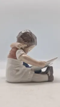 Bing & Grøndahl nr. 1567, kendt som "Læsende børn", designet af Ingeborg Plockross Irminger