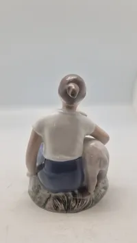 Bing & Grøndahl porcelænsfigur kaldet "Pige med lam", modelnummer 2336, designet af Ingeborg Plockross Irminger