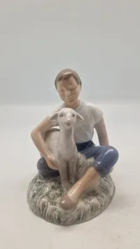 Bing & Grøndahl porcelænsfigur kaldet "Pige med lam", modelnummer 2336, designet af Ingeborg Plockross Irminger