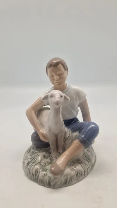 Bing & Grøndahl porcelænsfigur kaldet "Pige med lam", modelnummer 2336, designet af Ingeborg Plockross Irminger