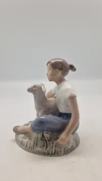 Bing & Grøndahl porcelænsfigur kaldet "Pige med lam", modelnummer 2336, designet af Ingeborg Plockross Irminger
