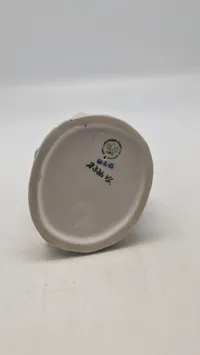 Bing & Grøndahl porcelænsfigur kaldet "Pige med lam", modelnummer 2336, designet af Ingeborg Plockross Irminger