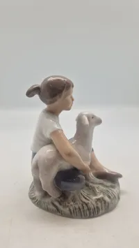 Bing & Grøndahl porcelænsfigur kaldet "Pige med lam", modelnummer 2336, designet af Ingeborg Plockross Irminger