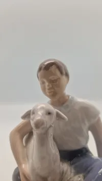 Bing & Grøndahl porcelænsfigur kaldet "Pige med lam", modelnummer 2336, designet af Ingeborg Plockross Irminger