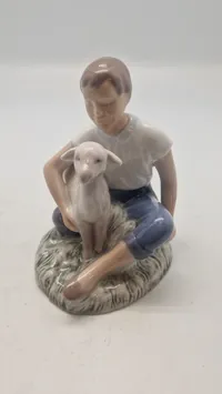 Bing & Grøndahl porcelænsfigur kaldet "Pige med lam", modelnummer 2336, designet af Ingeborg Plockross Irminger