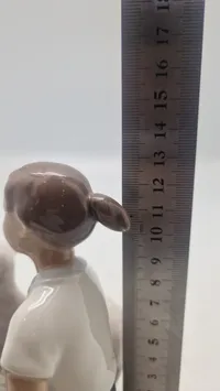 Bing & Grøndahl porcelænsfigur kaldet "Pige med lam", modelnummer 2336, designet af Ingeborg Plockross Irminger