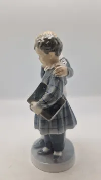 Royal Copenhagen figur kaldet "Flugten til Amerika" (model 1761), designet af Christian Thomsen i 1915