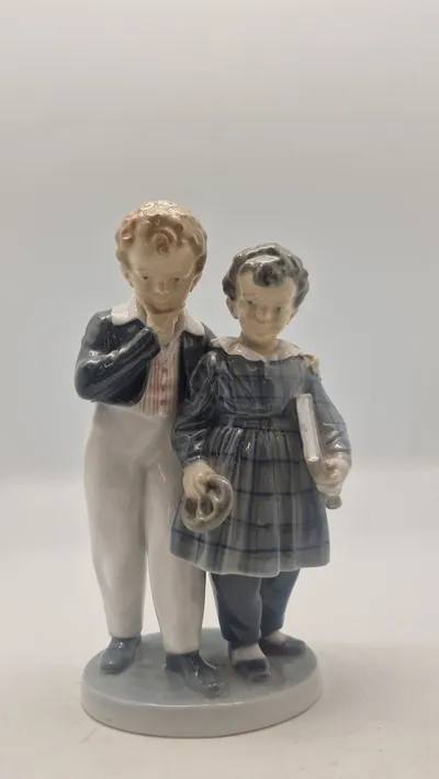 Royal Copenhagen figur kaldet "Flugten til Amerika" (model 1761), designet af Christian Thomsen i 1915
