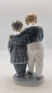 Royal Copenhagen figur kaldet "Flugten til Amerika" (model 1761), designet af Christian Thomsen i 1915