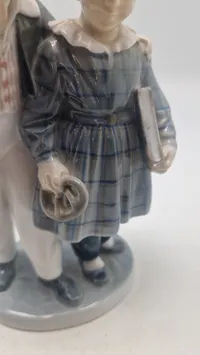 Royal Copenhagen figur kaldet "Flugten til Amerika" (model 1761), designet af Christian Thomsen i 1915