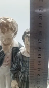 Royal Copenhagen figur kaldet "Flugten til Amerika" (model 1761), designet af Christian Thomsen i 1915