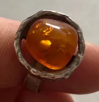 Fingerring af sølv med indlagt rav