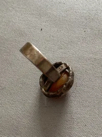 Fingerring af sølv med indlagt rav