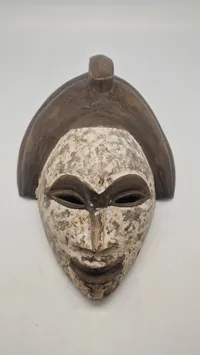 afrikansk træmaske, der minder om stilarter fra regioner som Gabon eller Congo
