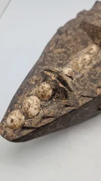 afrikansk træmaske, der minder om stilistiske træk fundet i Dan- eller Senufo-kulturerne