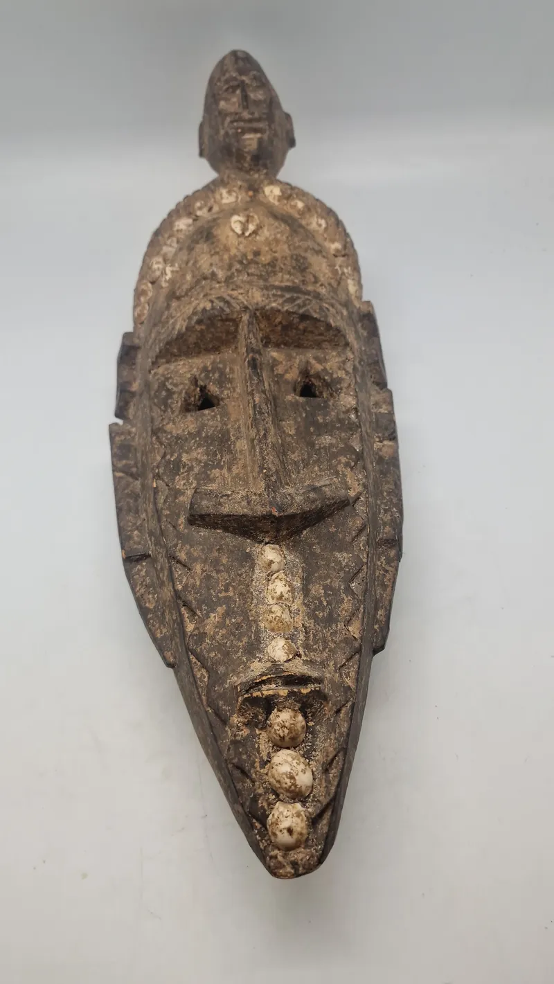 afrikansk træmaske, der minder om stilistiske træk fundet i Dan- eller Senufo-kulturerne