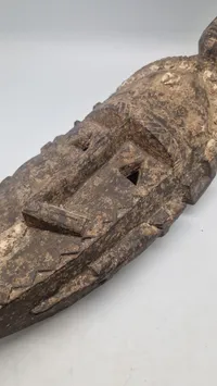 afrikansk træmaske, der minder om stilistiske træk fundet i Dan- eller Senufo-kulturerne