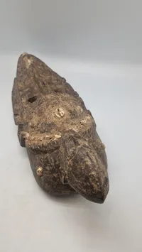 afrikansk træmaske, der minder om stilistiske træk fundet i Dan- eller Senufo-kulturerne
