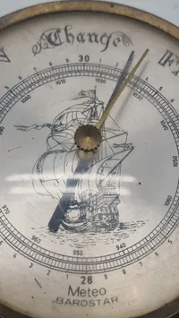 skibsbarometer fra Barostar i patineret messing med et maritimt motiv af et sejlskib