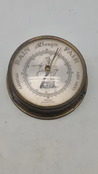 skibsbarometer fra Barostar i patineret messing med et maritimt motiv af et sejlskib