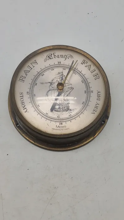 skibsbarometer fra Barostar i patineret messing med et maritimt motiv af et sejlskib