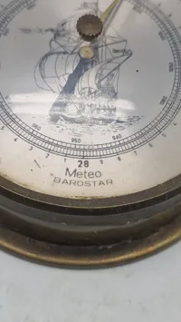 skibsbarometer fra Barostar i patineret messing med et maritimt motiv af et sejlskib