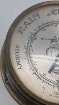 skibsbarometer fra Barostar i patineret messing med et maritimt motiv af et sejlskib
