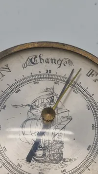 skibsbarometer fra Barostar i patineret messing med et maritimt motiv af et sejlskib