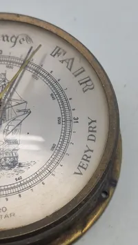 skibsbarometer fra Barostar i patineret messing med et maritimt motiv af et sejlskib