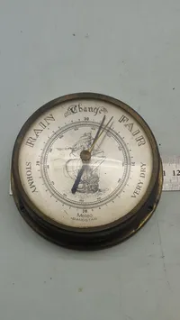 skibsbarometer fra Barostar i patineret messing med et maritimt motiv af et sejlskib