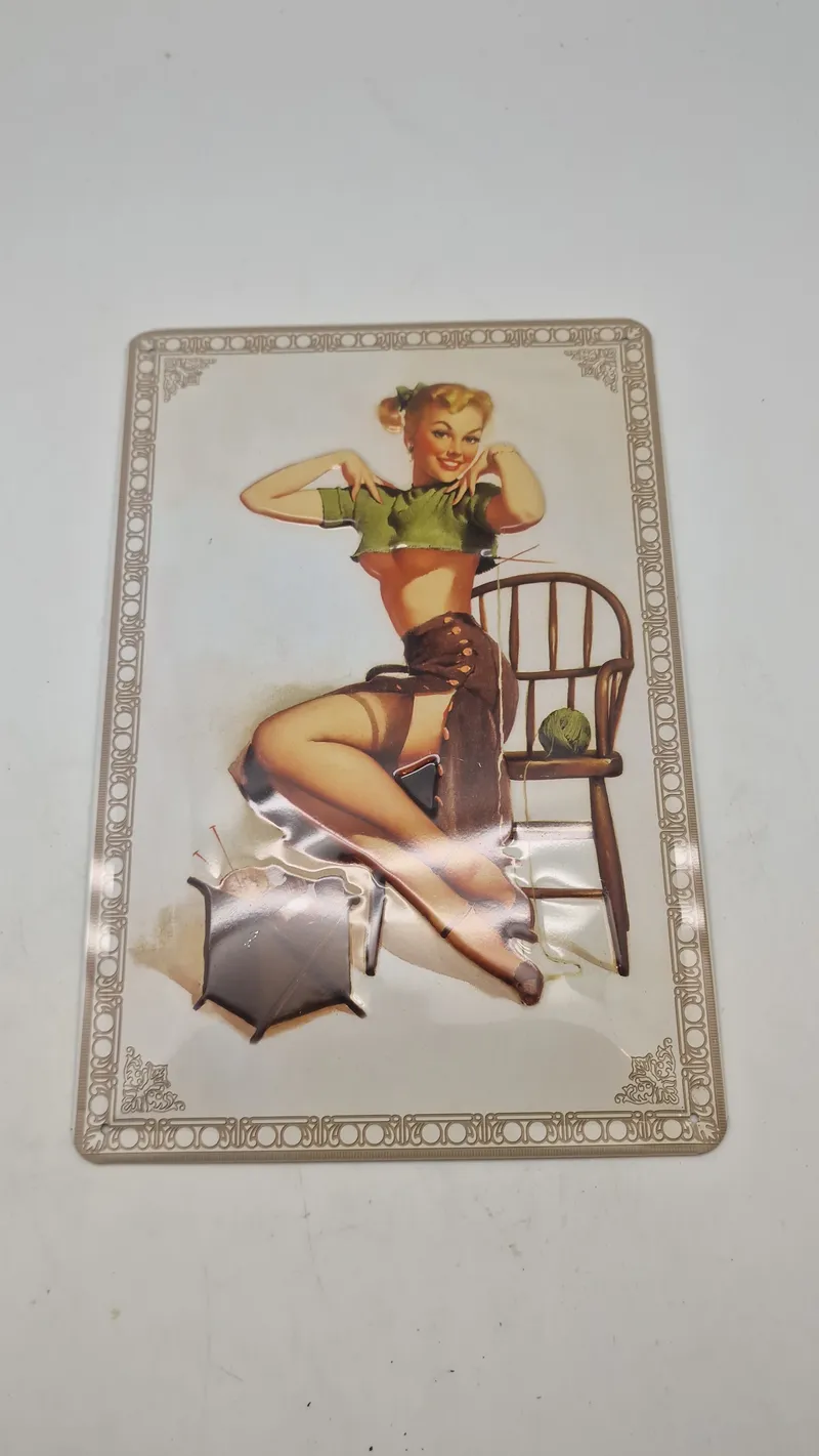 Pin up metal skilt