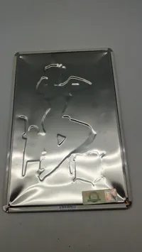 Pin up metal skilt