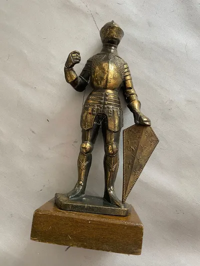 Stor model figur af ridder med rustning