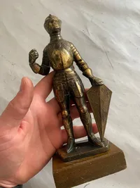 Stor model figur af ridder med rustning