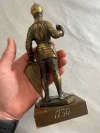Stor model figur af ridder med rustning