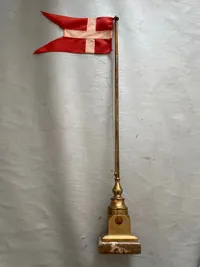 Splitflag med flagstang - bemærk soklen er belagt med danske 1 ører