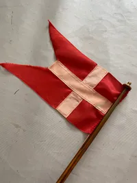 Splitflag med flagstang - bemærk soklen er belagt med danske 1 ører