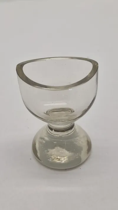 Gammelt øjnskylle glas