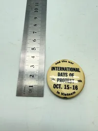 Originalt badge Anti Vietnam,  originalt lige til hjelmen