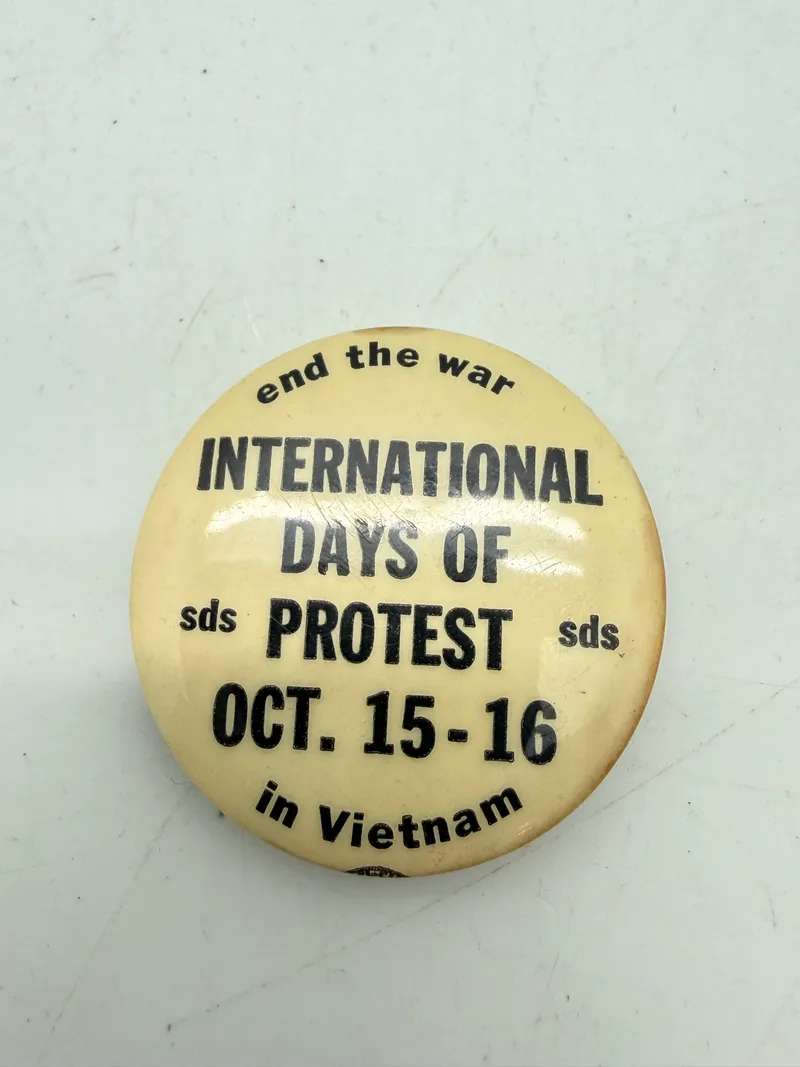 Originalt badge Anti Vietnam,  originalt lige til hjelmen