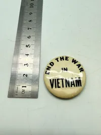 Originalt badge Anti Vietnam,  originalt lige til hjelmen