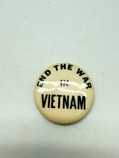 Originalt badge Anti Vietnam,  originalt lige til hjelmen