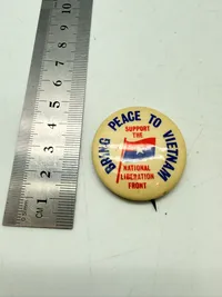 Originalt badge Anti Vietnam,  originalt lige til hjelmen