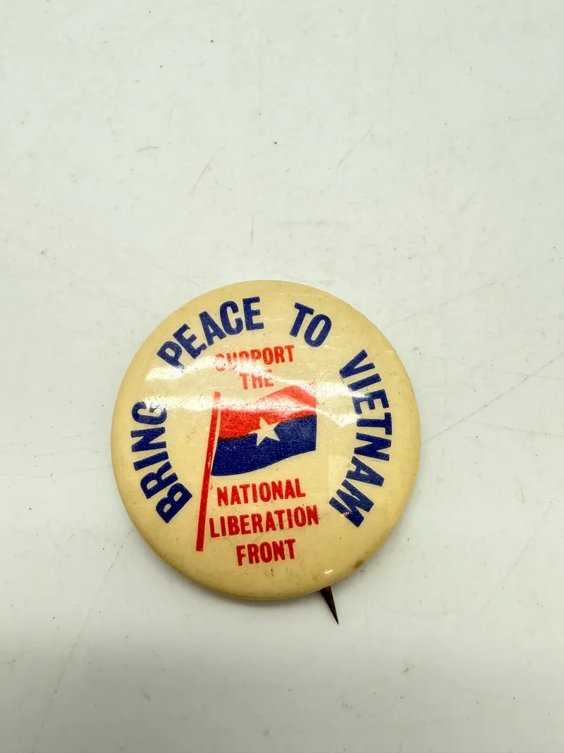 Originalt badge Anti Vietnam,  originalt lige til hjelmen