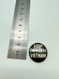 Originalt badge Anti Vietnam,  originalt lige til hjelmen