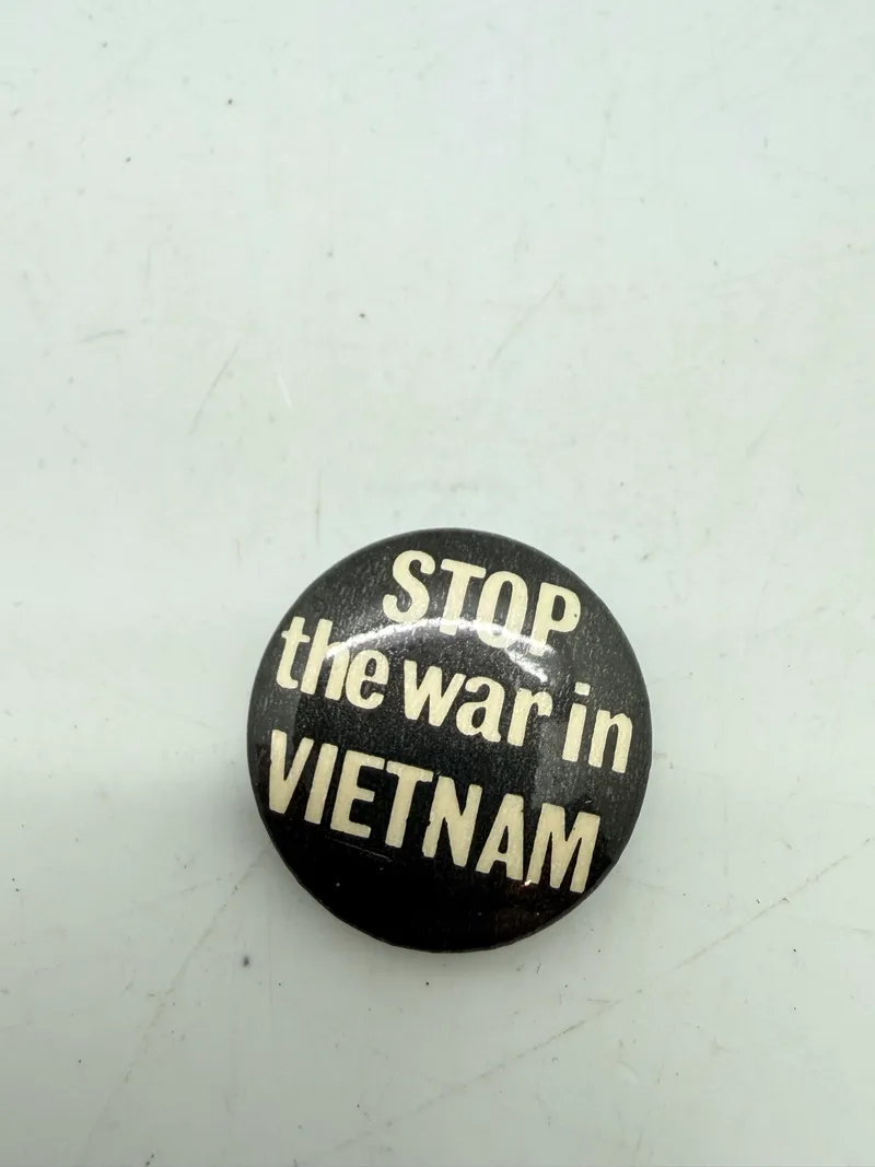 Originalt badge Anti Vietnam,  originalt lige til hjelmen