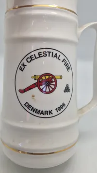 Søholm-keramikkrus med guldkant og et motiv af en kanon fra 1996