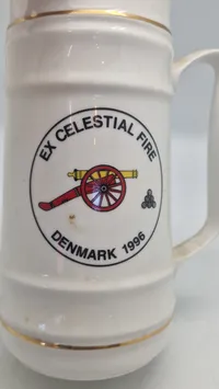 Søholm-keramikkrus med guldkant og et motiv af en kanon fra 1996