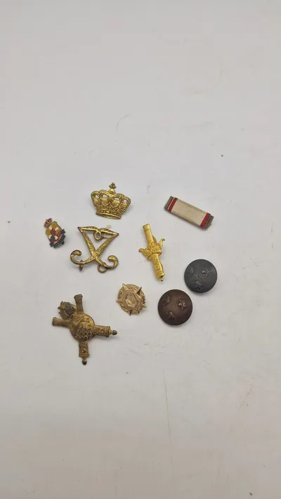 Samling pins mm.