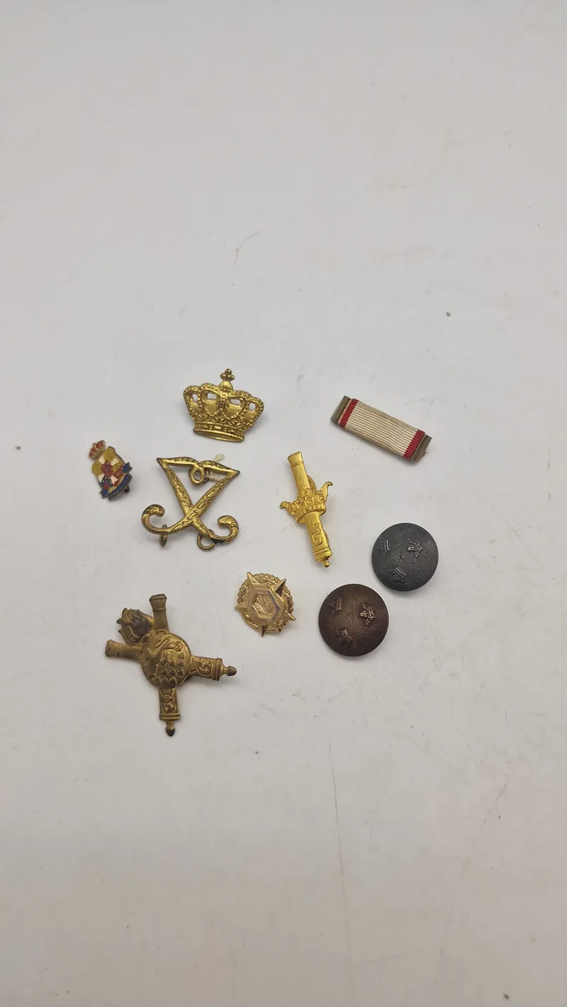Samling pins mm.